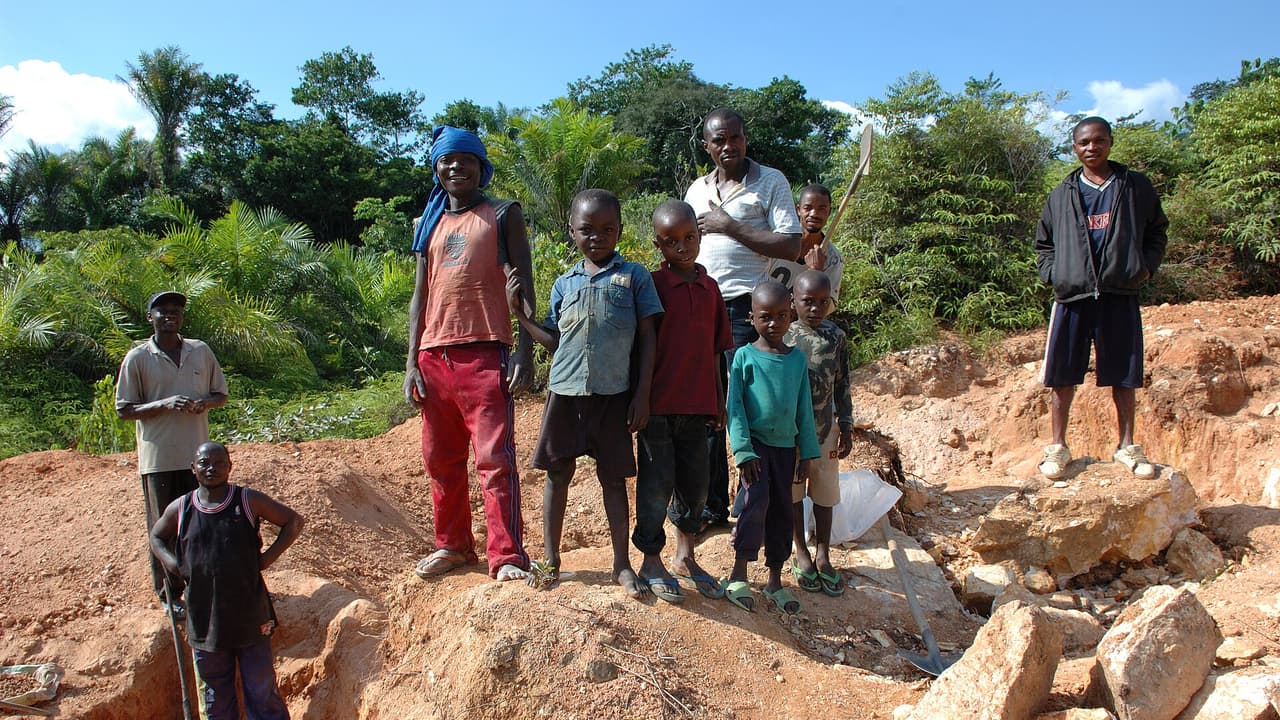 Des creuseurs artisanaux au travail dans une exploitation minière à ciel ouvert en République démocratique du Congo.