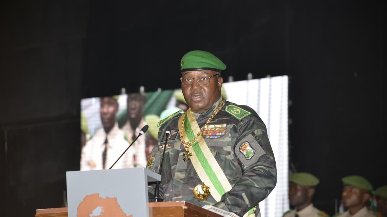 Le général Abdourahamane Tiani, en tenue militaire avec béret vert et écharpe présidentielle, prononce un discours à une tribune lors d'une cérémonie officielle