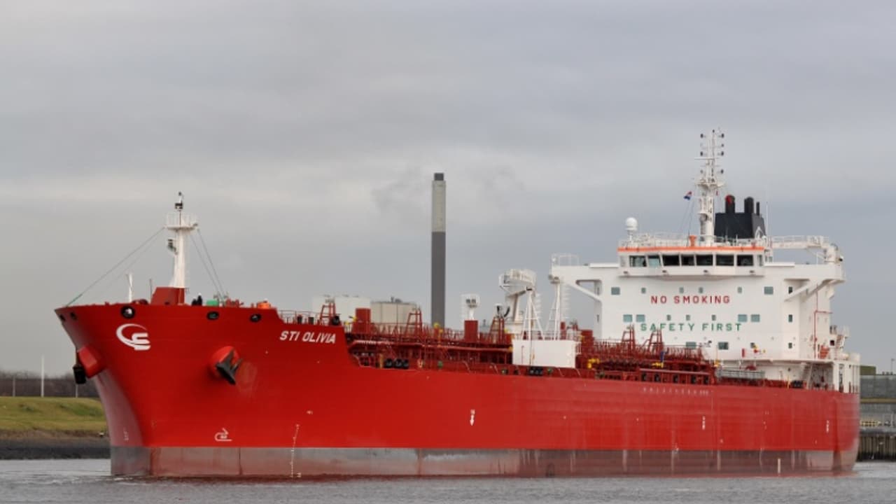 Le pétrolier saoudien NCC Ghazal naviguant en mer, coque sombre et superstructure blanche à l'arrière