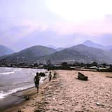 Le lac Tanganyika vu depuis la rive congolaise, avec des embarcations au premier plan.