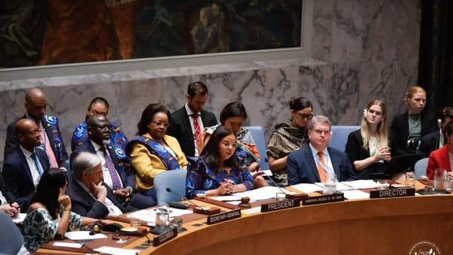 Le secrétaire général de l'ONU António Guterres, assis à la place du Secrétaire général, aux côtés de la délégation de la RDC qui préside la séance du Conseil de sécurité, à New York.