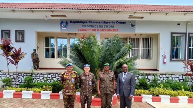 Le commandant de la force de la MONUSCO, le général Ulisses De Mesquita Gomes, et ses collaborateurs rencontrent le gouverneur de l'Ituri, le général Gaby Kasongo, autour d'une table de réunion à Bunia.