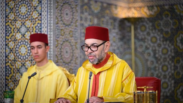 Le roi Mohammed VI du Maroc, assis, prononce le discours du Trône diffusé à la télévision, à l'occasion du 27e anniversaire de son accession au trône.