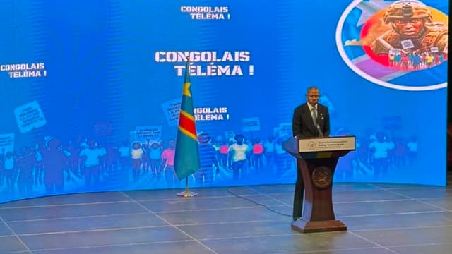 Patrick Muyaya, ministre de la Communication et porte-parole du gouvernement congolais, s'exprime au micro lors d'un briefing gouvernemental à Kinshasa.