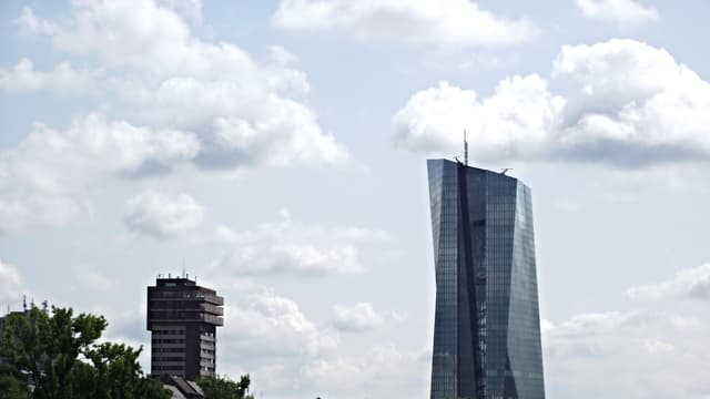 Les deux tours du siège de la Banque centrale européenne à Francfort, reliées par un atrium de verre, sous un ciel dégagé.