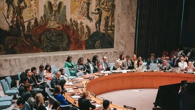 Séance du Conseil de sécurité des Nations unies à New York : la délégation congolaise occupe le siège de la présidence, entourée des plaques Danemark, France, Grèce, Somalie et Fédération de Russie, devant la fresque murale de la salle.
