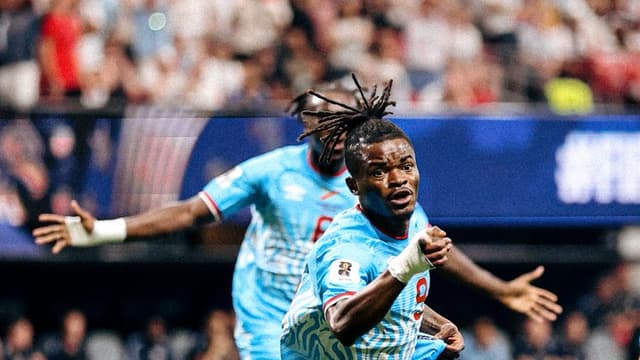 Brian Cipenga, joueur des Léopards de la RDC en maillot bleu ciel, court bras écartés pour célébrer son but contre l'Angleterre au Mondial 2026