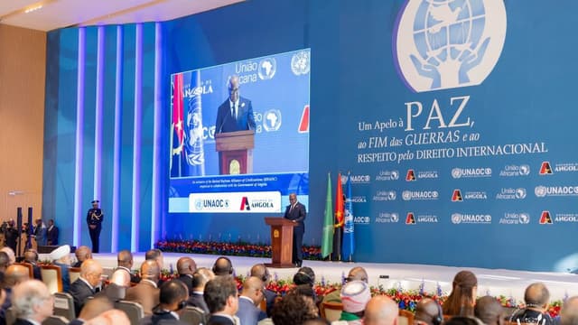 Félix Tshisekedi s'exprime à la tribune du troisième Sommet mondial pour la paix à Luanda, devant un mur bleu portant l'inscription « Um Apelo à Paz, ao Fim das Guerras e ao Respeito pelo Direito Internacional » et les logos de l'UNAOC, de l'Union africaine et du gouvernement angolais