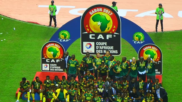 Des joueurs camerounais célèbrent leur victoire à la Coupe d'Afrique des nations, le trophée levé.