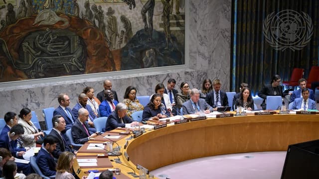Thérèse Kayikwamba Wagner, ministre congolaise des Affaires étrangères et présidente du Conseil de sécurité pour le mois de juillet, préside la séance du Conseil de sécurité de l'ONU consacrée au règlement pacifique des différends, le 23 juillet 2026 à New York.