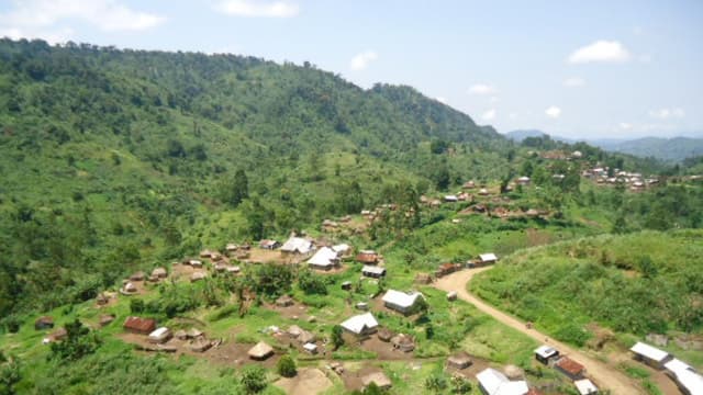 Vue aérienne des collines et de la localité de Kashebere dans le territoire de Masisi, au Nord-Kivu