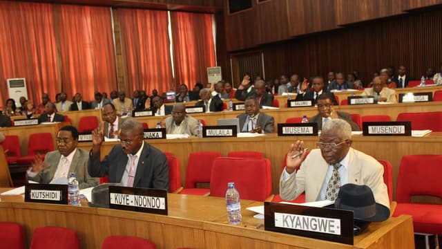 Des sénateurs congolais assis dans l'hémicycle du Sénat, à Kinshasa, lors d'une séance plénière.