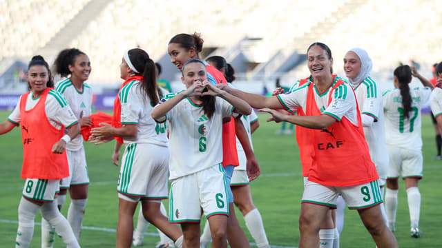 Des joueuses de la sélection algérienne, en maillot blanc, laissent éclater leur joie sur la pelouse du stade olympique de Rabat après le match d'ouverture de la CAN féminine 2026.