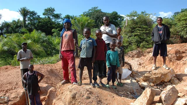 Des creuseurs artisanaux au travail dans une exploitation minière à ciel ouvert en République démocratique du Congo.