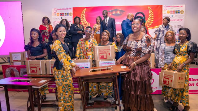 Des jeunes femmes formées par la Fondation GRAME posent avec leurs kits d'installation ,  machines à coudre et matériel de métier ,  lors de la cérémonie de remise à Kinshasa.