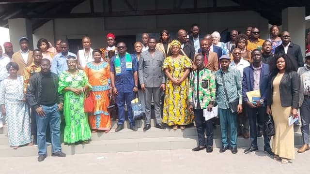 Photo de famille des écrivains et artistes à l'ouverture de la 3e édition du Silap au Musée Cercle africain de Pointe-Noire