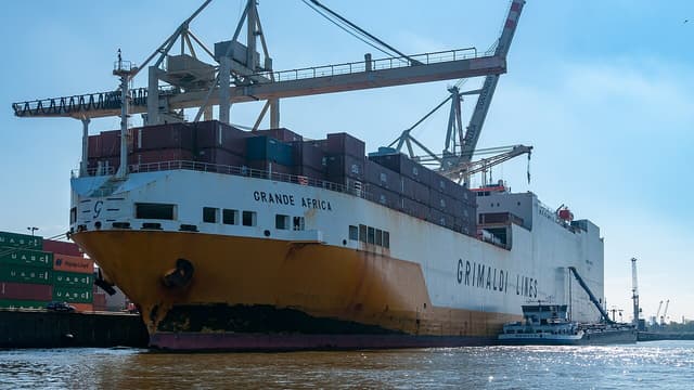 Porte-conteneurs à quai dans un port