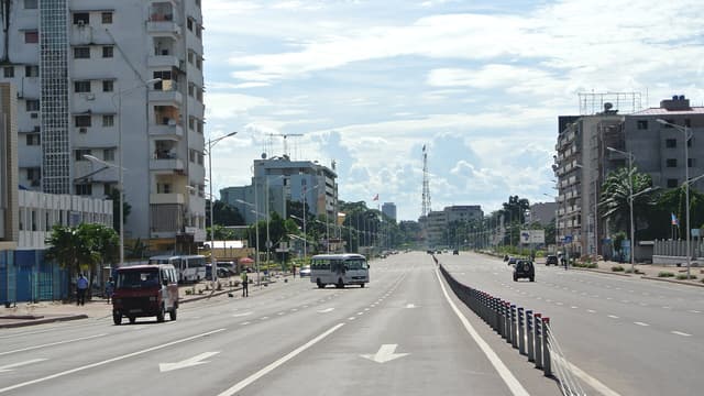 Le boulevard du 30 Juin a Kinshasa, artere principale de la capitale congolaise, avec ses voies de circulation et ses immeubles.