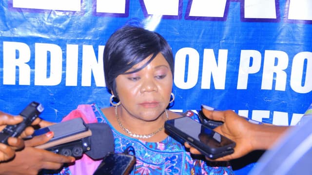 Marie Nyombo Zaina, coordonnatrice du Consortium pour la paix et le développement, en tenue congolaise lors d'une prise de parole publique.