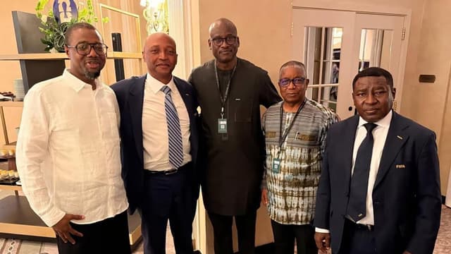 Le président de la CAF Patrice Motsepe, en costume bleu marine et cravate rayée, pose entouré de quatre dirigeants des fédérations de football du Burkina Faso, du Mali et du Niger lors d'une réunion à New York.
