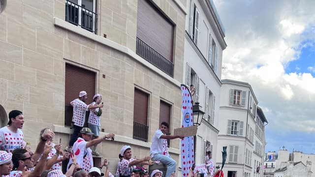Tadej Pogačar en maillot jaune, penché sur son vélo dans la montée de la rue Lepic à Montmartre, devant Mathieu van der Poel, lors de la 21e étape du Tour de France 2026 à Paris.