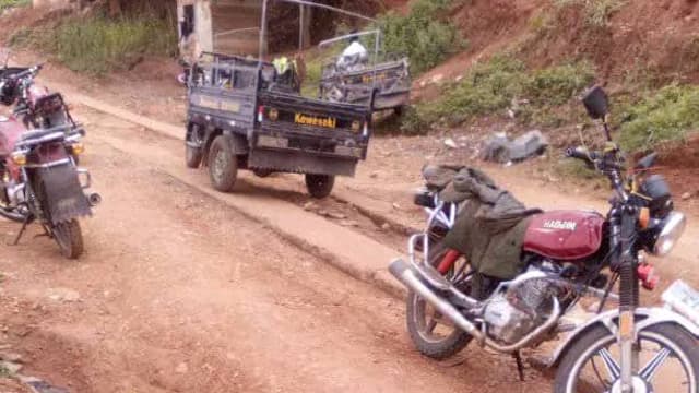 Engins de chantier au travail sur l'axe Soyo-Mvuadu en réhabilitation à Matadi, dans le Kongo-Central