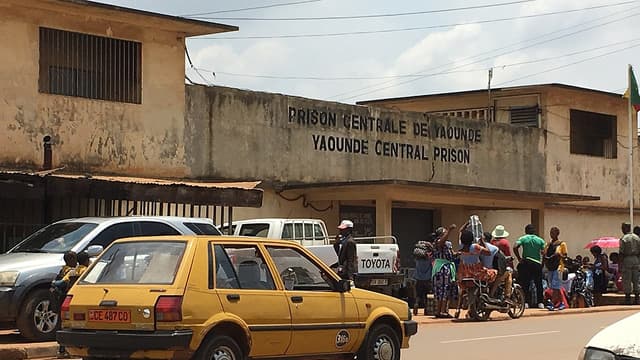 Champagne chez les VIP, cadavres au « Kosovo » : les deux visages de la prison de Yaoundé