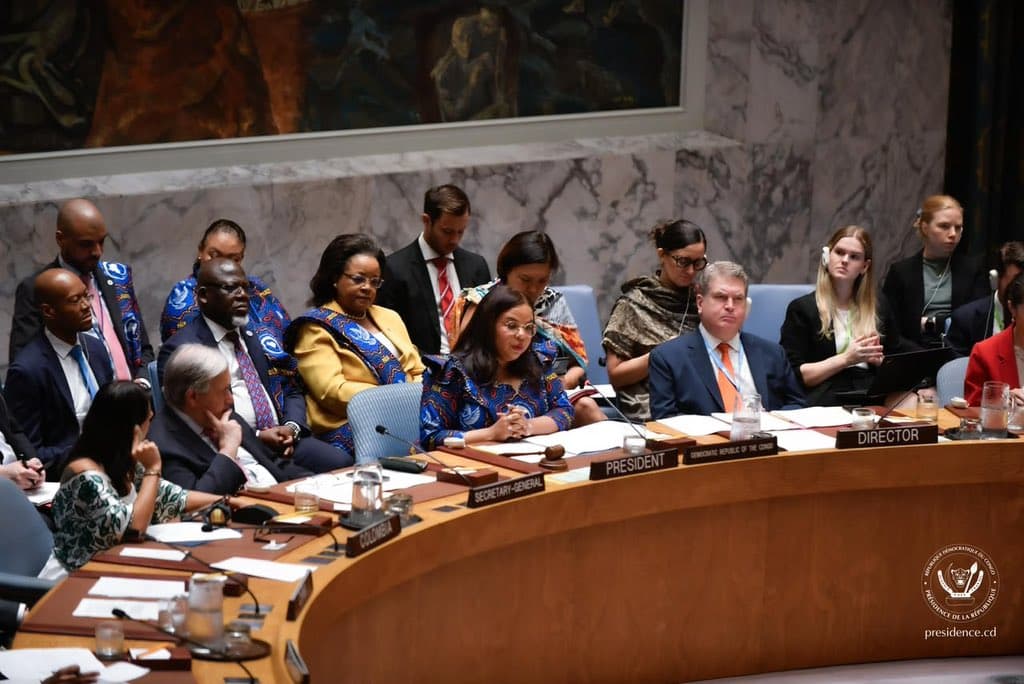 Le secrétaire général de l'ONU António Guterres, assis à la place du Secrétaire général, aux côtés de la délégation de la RDC qui préside la séance du Conseil de sécurité, à New York.