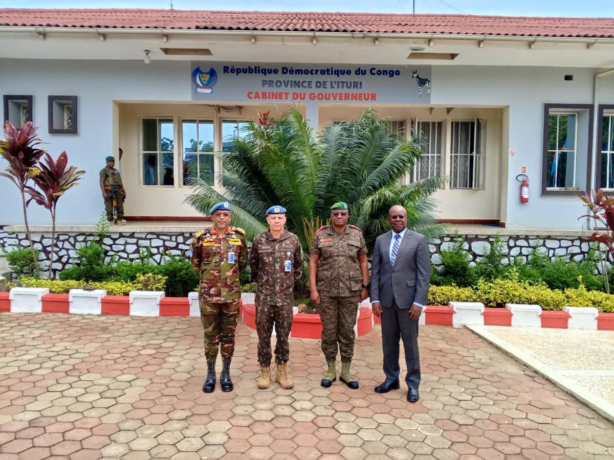 Le commandant de la force de la MONUSCO, le général Ulisses De Mesquita Gomes, et ses collaborateurs rencontrent le gouverneur de l'Ituri, le général Gaby Kasongo, autour d'une table de réunion à Bunia.