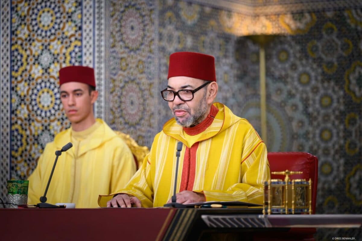 Le roi Mohammed VI du Maroc, assis, prononce le discours du Trône diffusé à la télévision, à l'occasion du 27e anniversaire de son accession au trône.