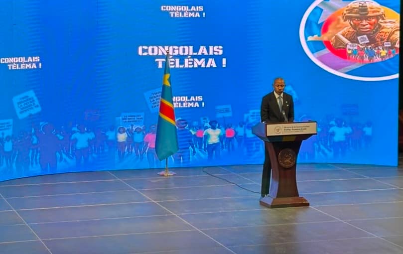 Patrick Muyaya, ministre de la Communication et porte-parole du gouvernement congolais, s'exprime au micro lors d'un briefing gouvernemental à Kinshasa.