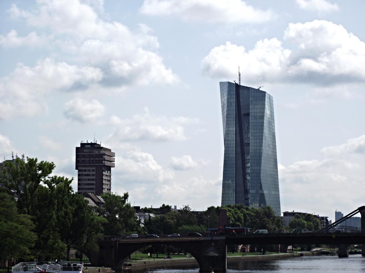 Les deux tours du siège de la Banque centrale européenne à Francfort, reliées par un atrium de verre, sous un ciel dégagé.