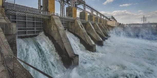 Un bassin du barrage hydroélectrique d'Inga en partie asséché, laissant apparaître les fondations bétonnées, à la suite de la baisse du niveau d'eau du fleuve Congo.