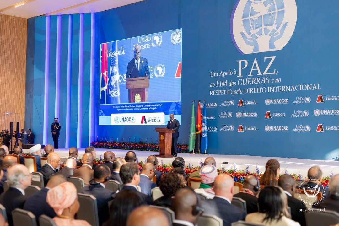 Félix Tshisekedi s'exprime à la tribune du troisième Sommet mondial pour la paix à Luanda, devant un mur bleu portant l'inscription « Um Apelo à Paz, ao Fim das Guerras e ao Respeito pelo Direito Internacional » et les logos de l'UNAOC, de l'Union africaine et du gouvernement angolais