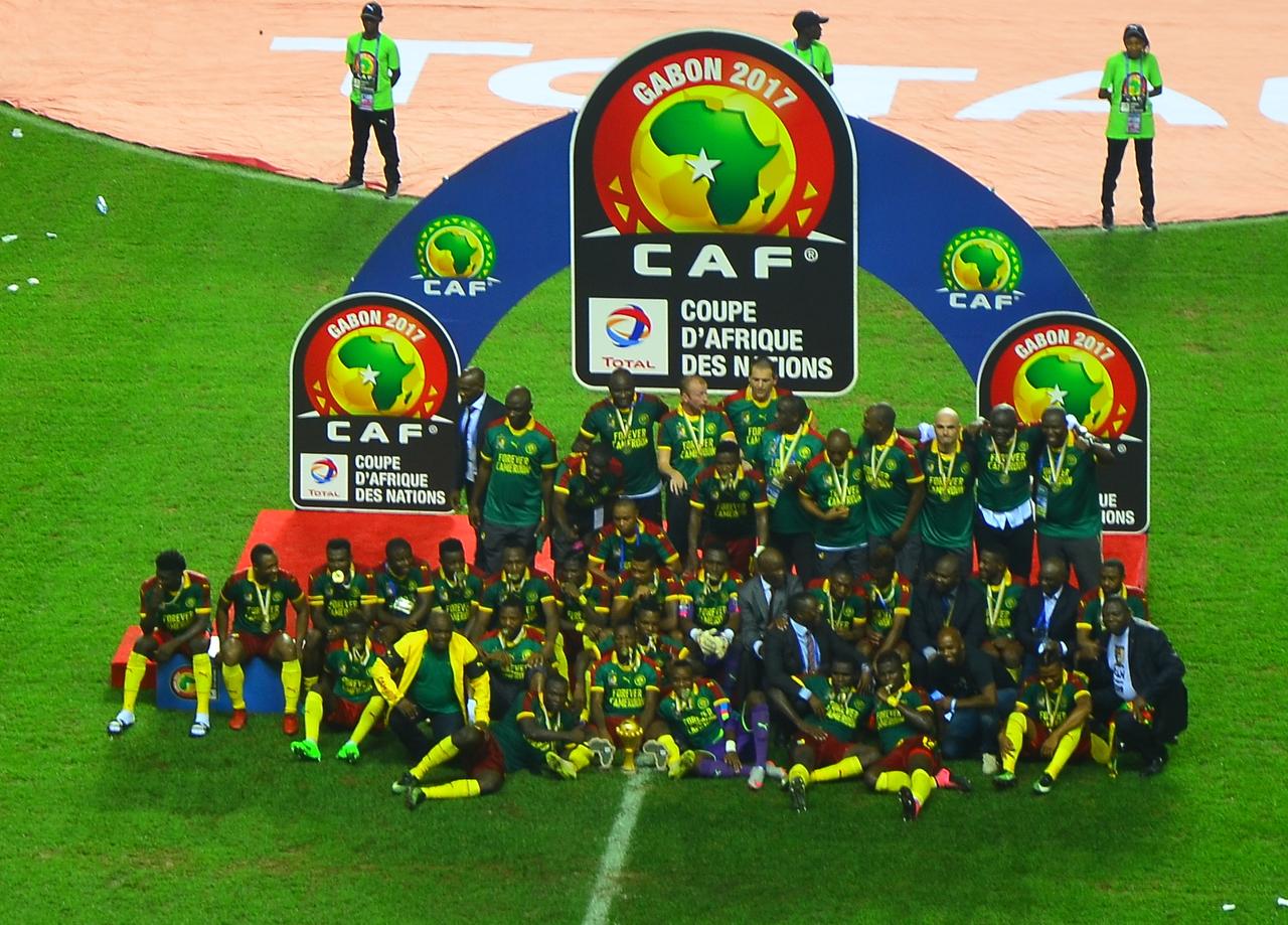 Des joueurs camerounais célèbrent leur victoire à la Coupe d'Afrique des nations, le trophée levé.