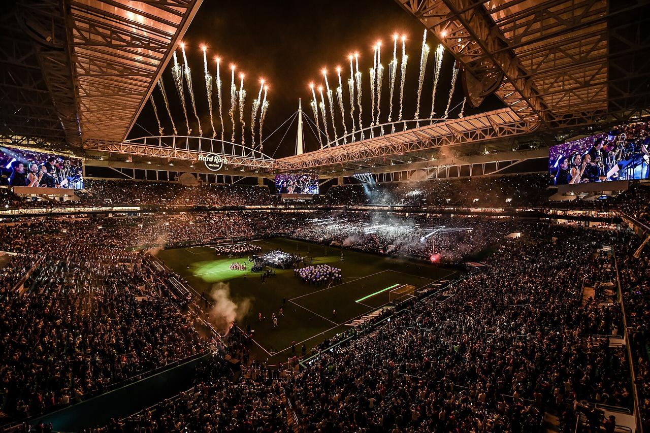 Vue de la pelouse et des tribunes du Hard Rock Stadium, à Miami Gardens, lors d'un match de football.