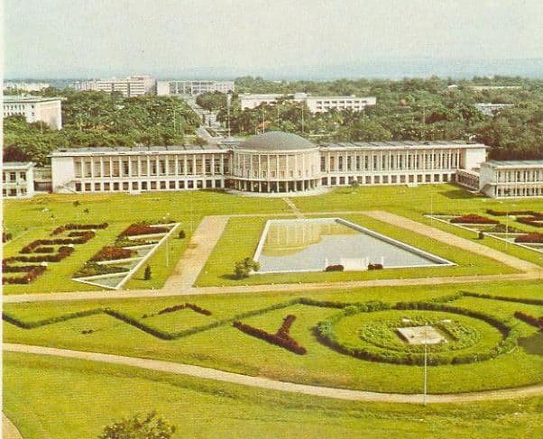 Vue du Palais de la Nation à Kinshasa et de ses jardins, siège de la présidence de la République démocratique du Congo.