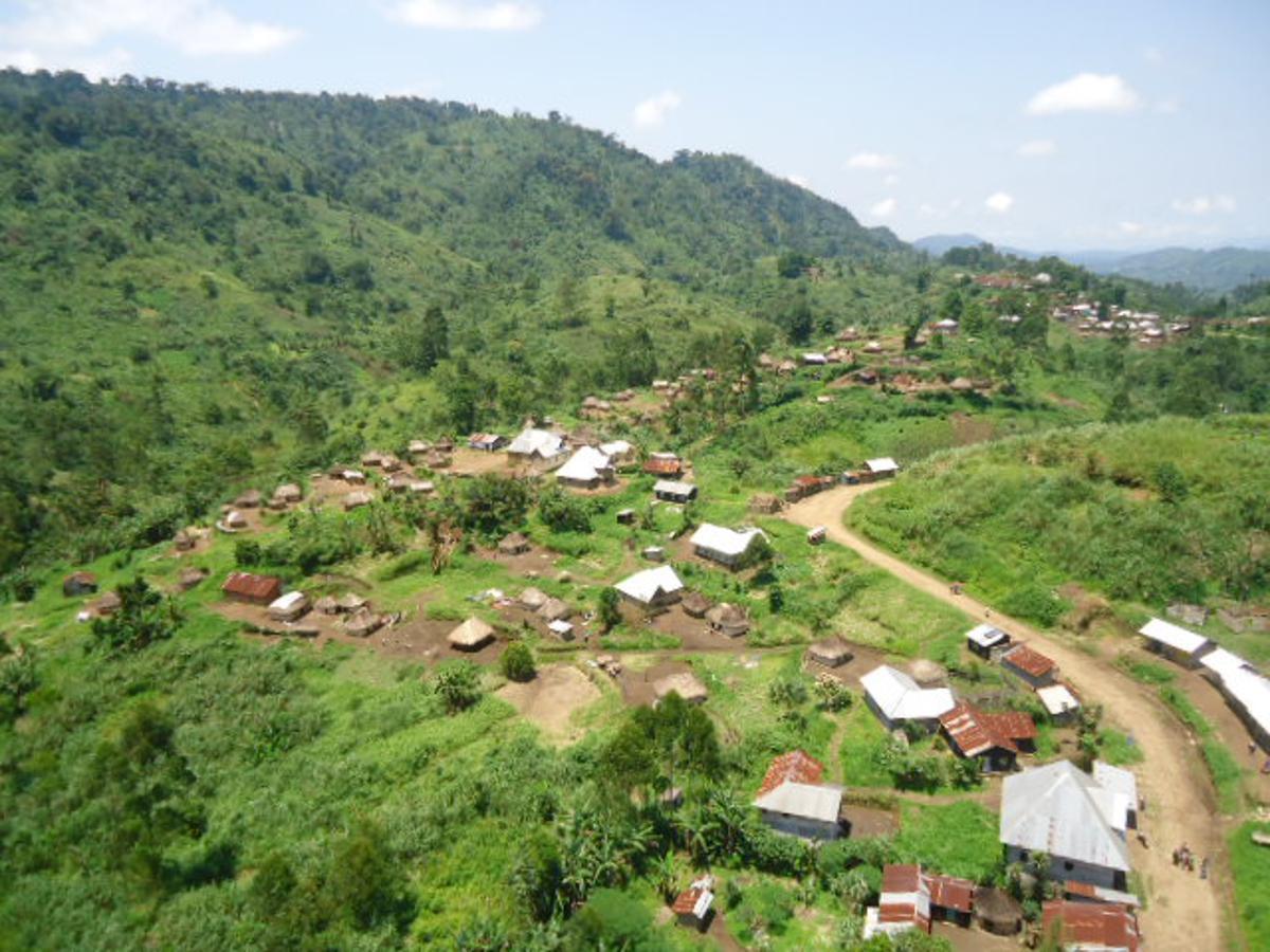 Vue aérienne des collines et de la localité de Kashebere dans le territoire de Masisi, au Nord-Kivu