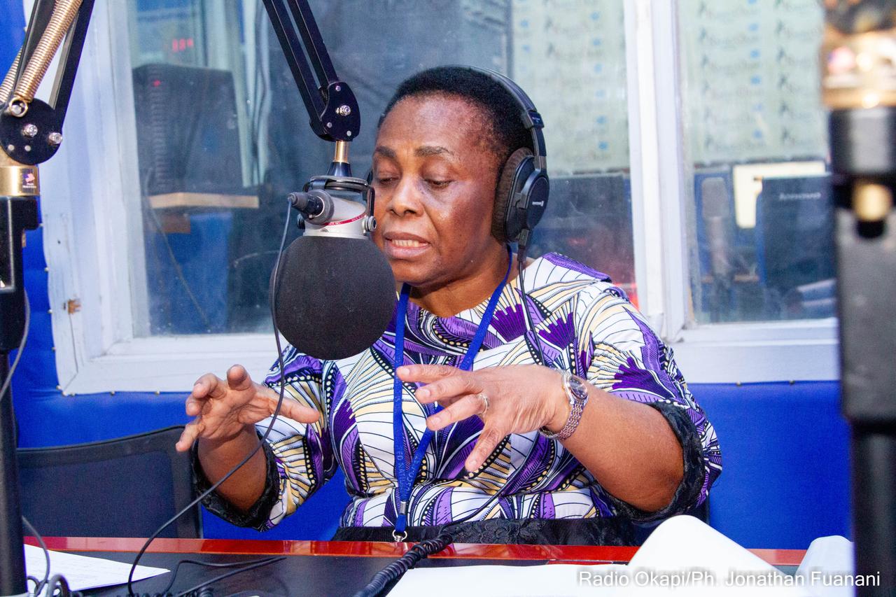 Julienne Lusenge, directrice du Fonds pour les femmes congolaises, assise devant un micro de studio et casque sur les oreilles, en train de s'exprimer
