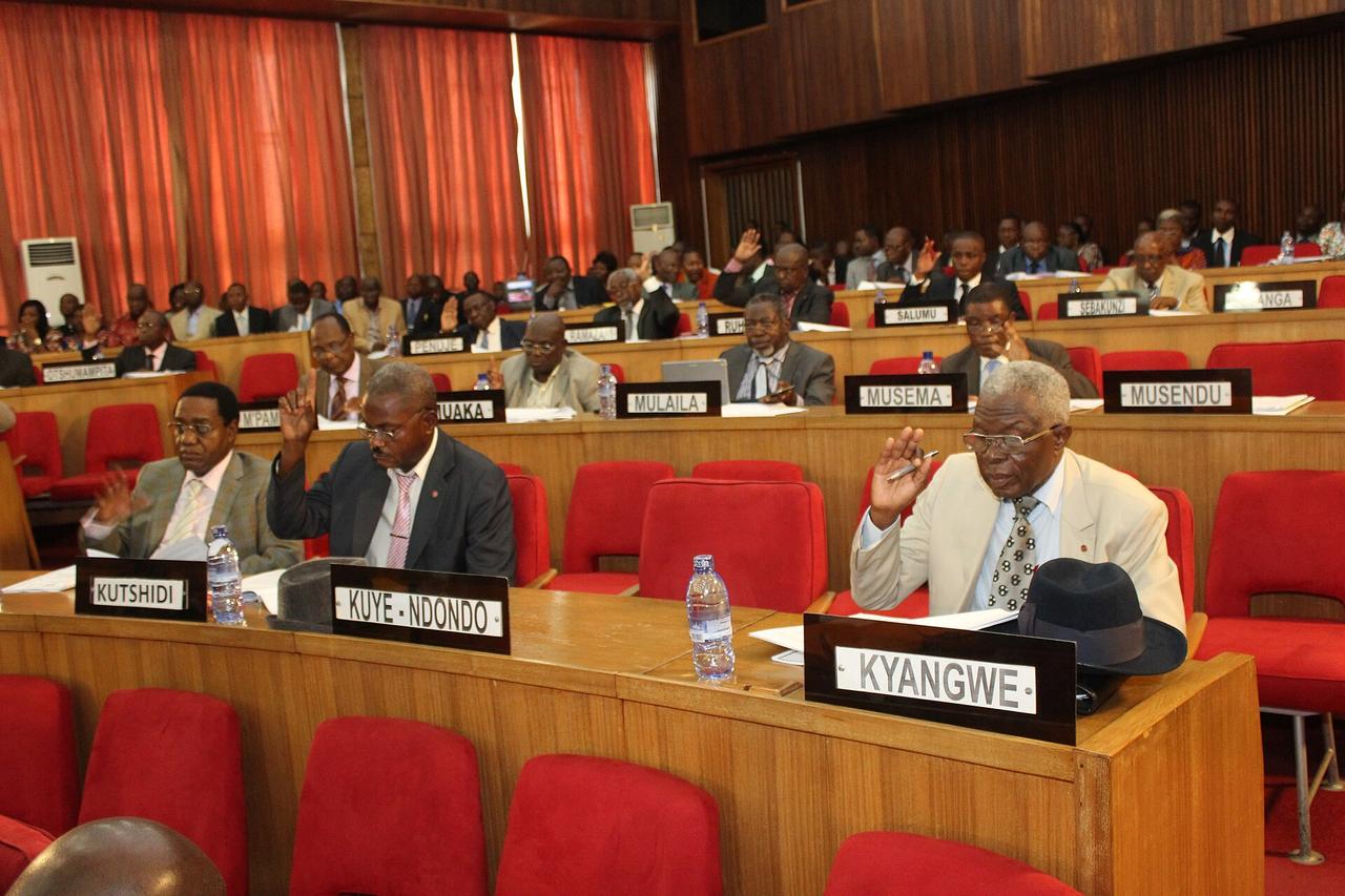 Des sénateurs congolais assis dans l'hémicycle du Sénat, à Kinshasa, lors d'une séance plénière.