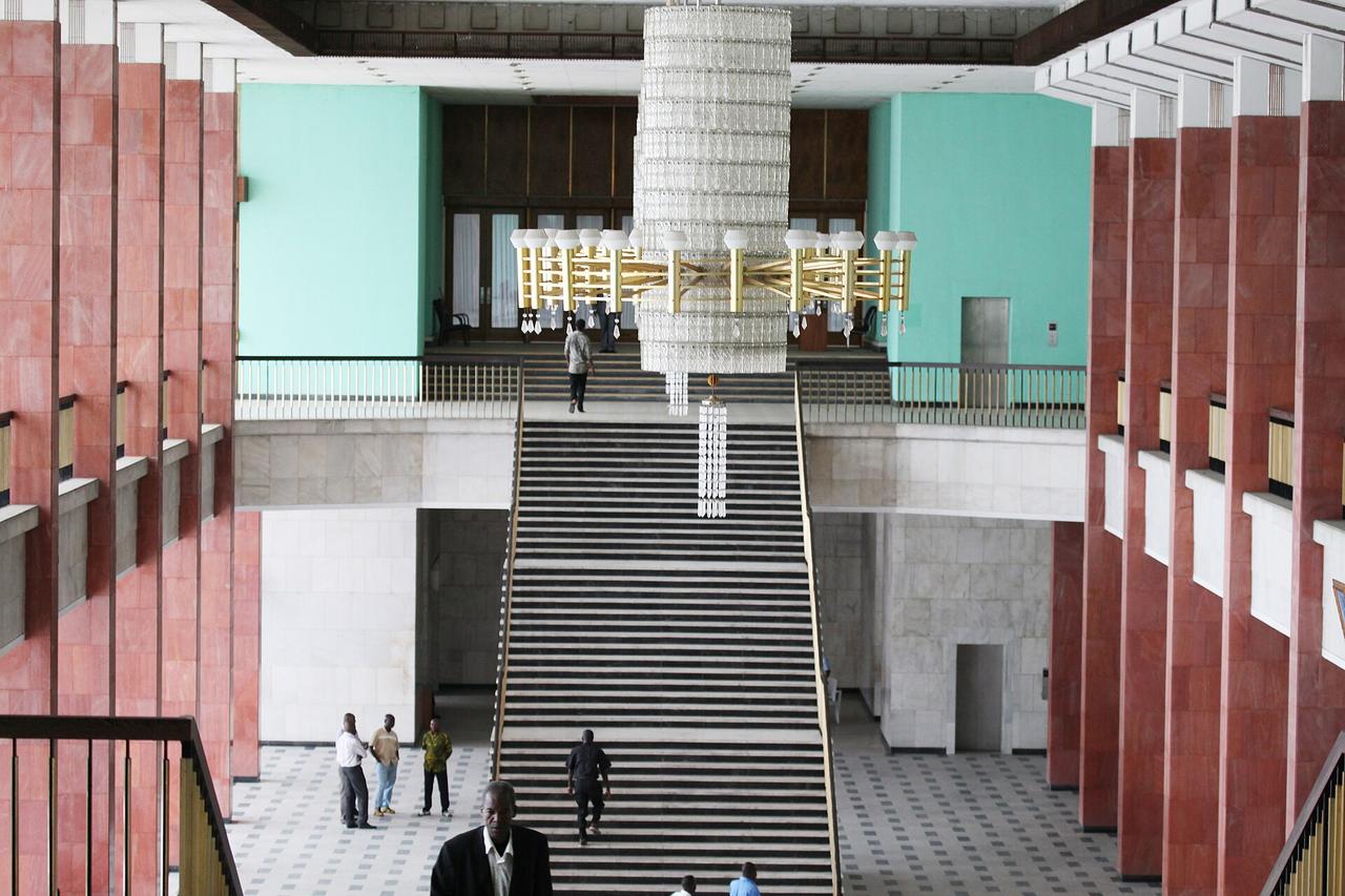 Vue intérieure de l'hémicycle du Palais du Peuple à Kinshasa, siège du Parlement congolais.