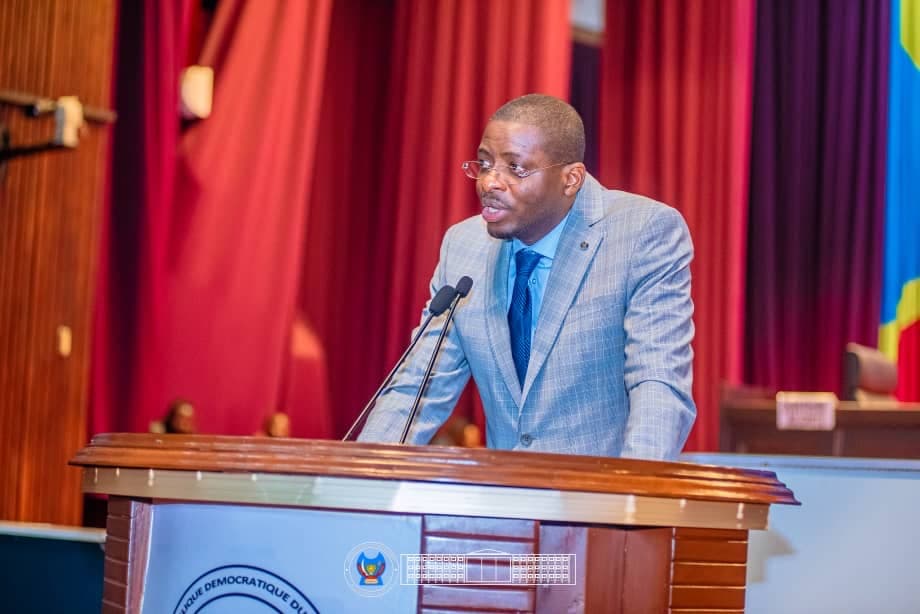 Le député Éric Tshikuma prend la parole lors d'une plénière à l'Assemblée nationale de la RDC