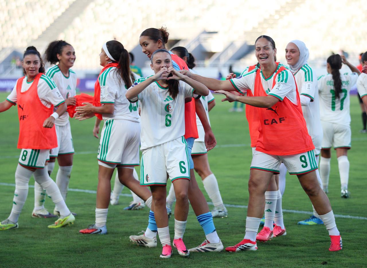 Des joueuses de la sélection algérienne, en maillot blanc, laissent éclater leur joie sur la pelouse du stade olympique de Rabat après le match d'ouverture de la CAN féminine 2026.