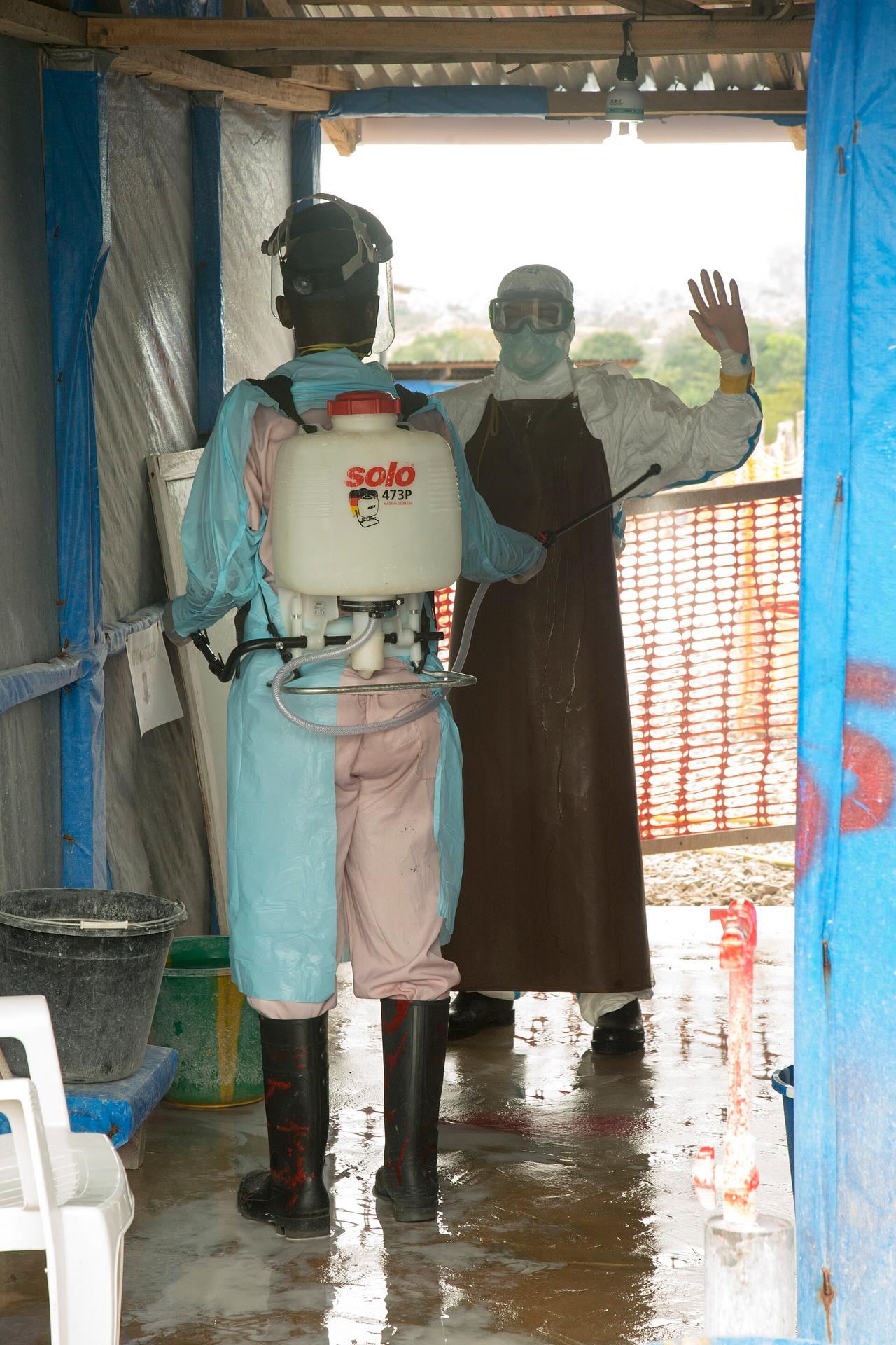 Une unite de traitement Ebola, avec du personnel en tenue de protection.