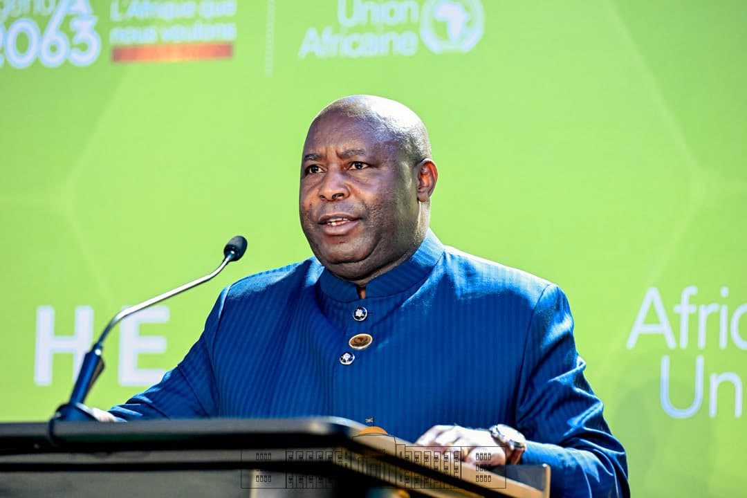 Le président burundais Évariste Ndayishimiye s'exprime au pupitre devant un décor de l'Union africaine lors du sommet d'Accra