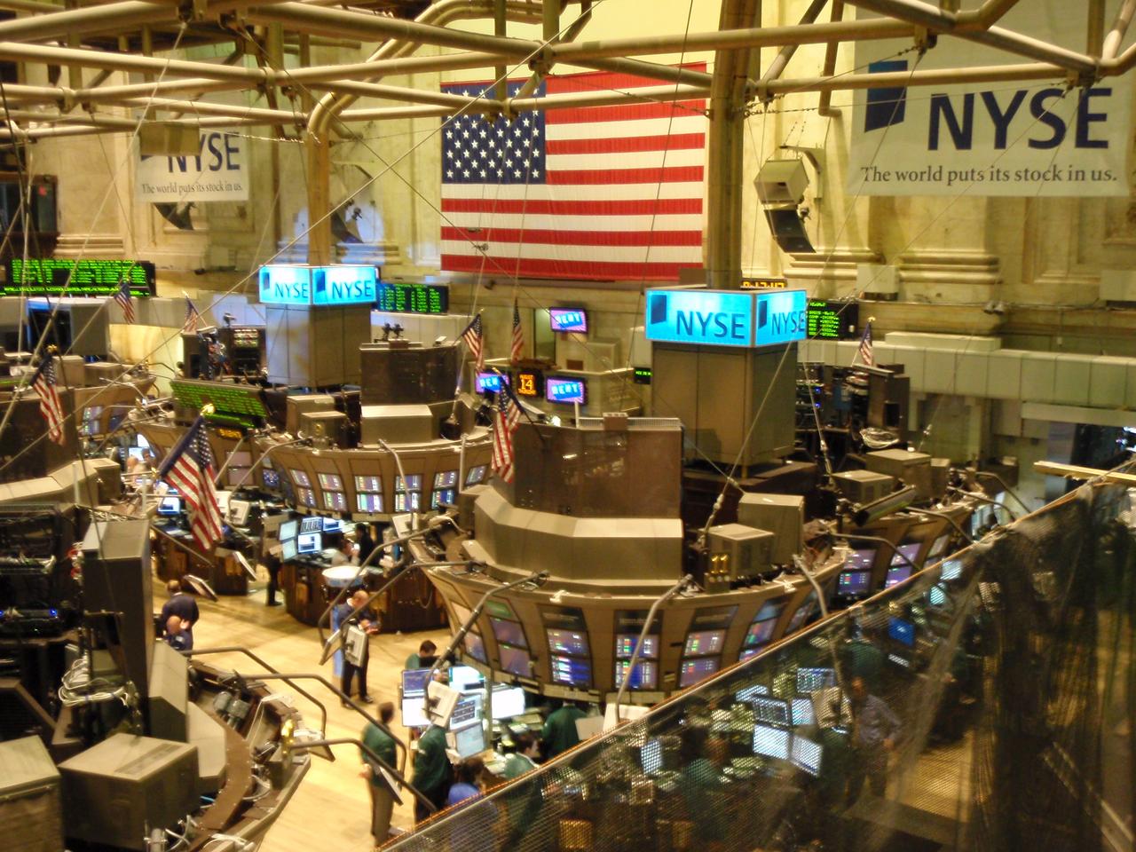 Le parquet de bourse du New York Stock Exchange vu depuis la galerie des membres, avec les postes de cotation et les écrans