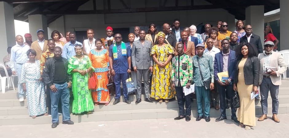 Photo de famille des écrivains et artistes à l'ouverture de la 3e édition du Silap au Musée Cercle africain de Pointe-Noire