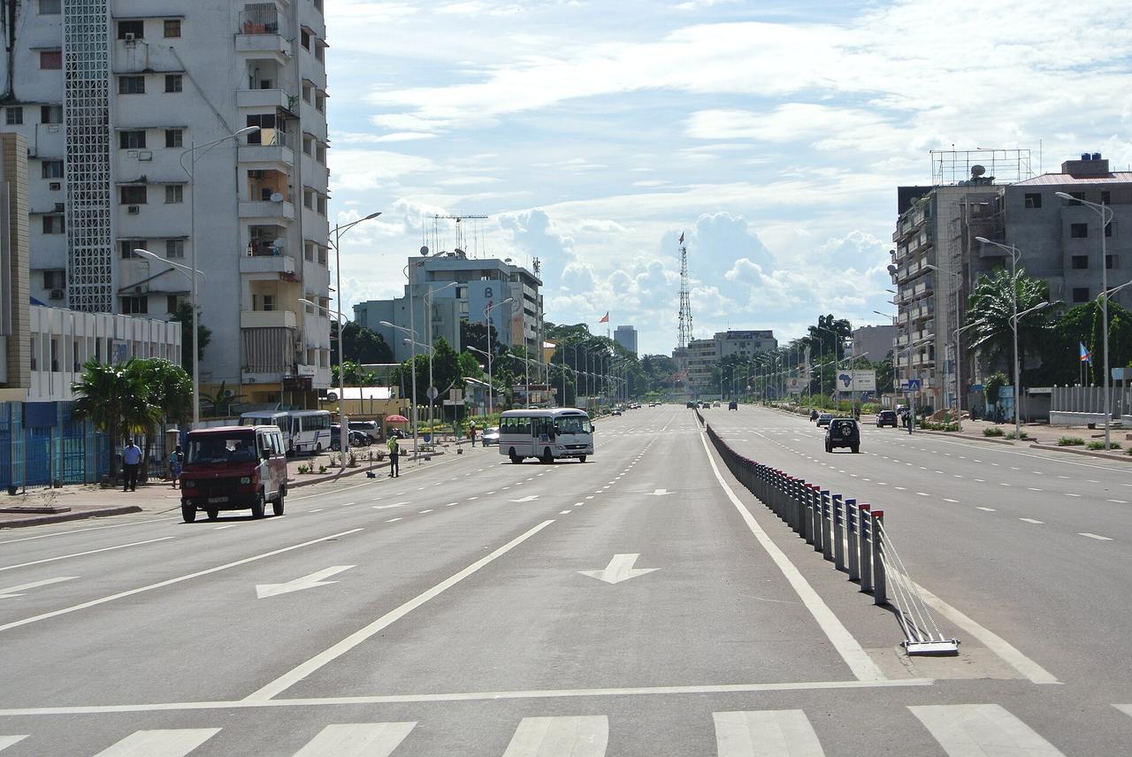 Le boulevard du 30 Juin a Kinshasa, artere principale de la capitale congolaise, avec ses voies de circulation et ses immeubles.
