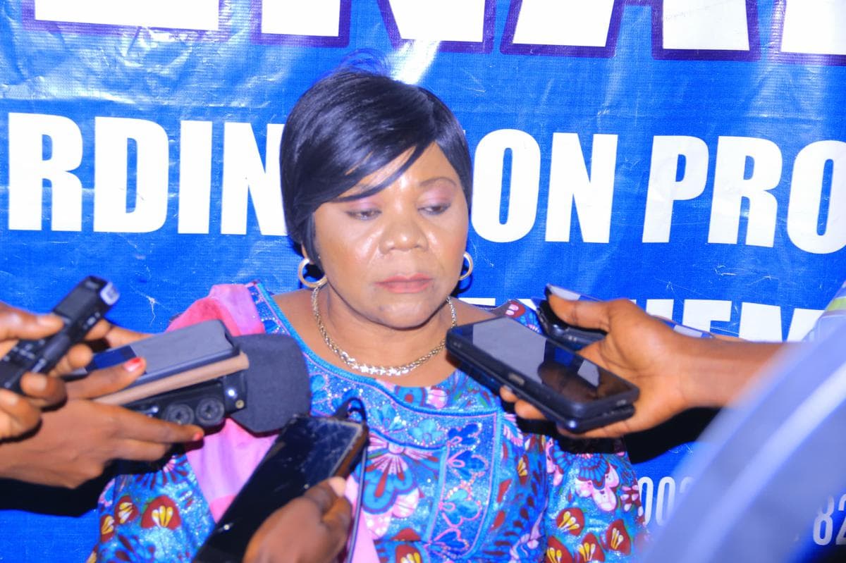 Marie Nyombo Zaina, coordonnatrice du Consortium pour la paix et le développement, en tenue congolaise lors d'une prise de parole publique.