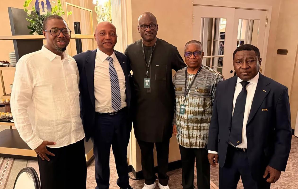 Le président de la CAF Patrice Motsepe, en costume bleu marine et cravate rayée, pose entouré de quatre dirigeants des fédérations de football du Burkina Faso, du Mali et du Niger lors d'une réunion à New York.